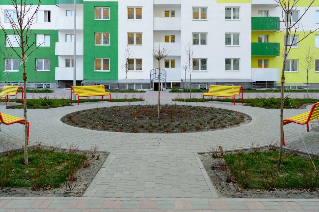 Sunny Apartments On Yulii Zdanovskoi St 36B Kyiv Exterior photo