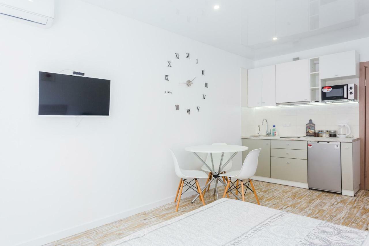 Sunny Apartments On Yulii Zdanovskoi St 36B Kyiv Exterior photo